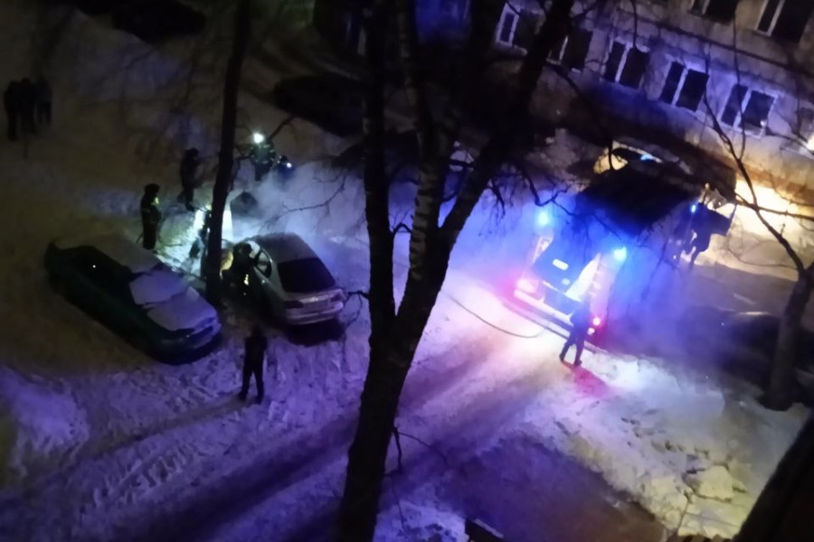 ﻿Ночью на улице Дружбы в Новомосковске загорелась машина