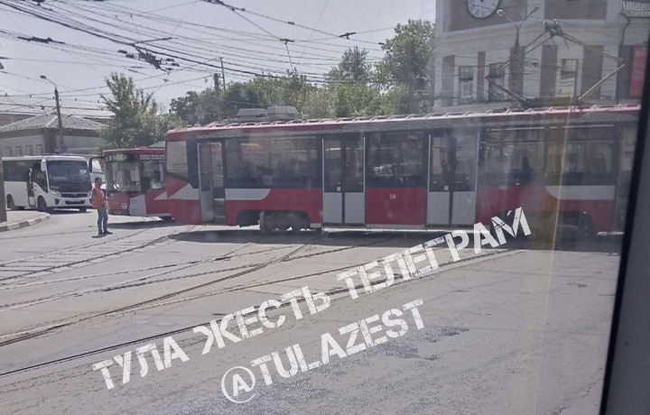 Трамвай сошел с рельсов на улице Советской в Туле