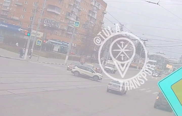 Момент ДТП с кроссовером на улице Советской в Туле попал на видео