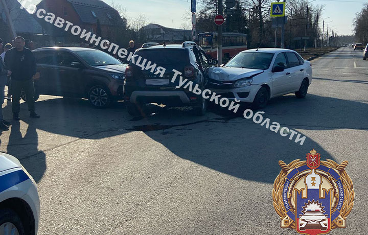 Три машины столкнулись на перекрестке в Туле 9 марта