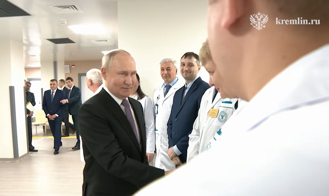Президент Путин осмотрел новый онкоцентр в Туле