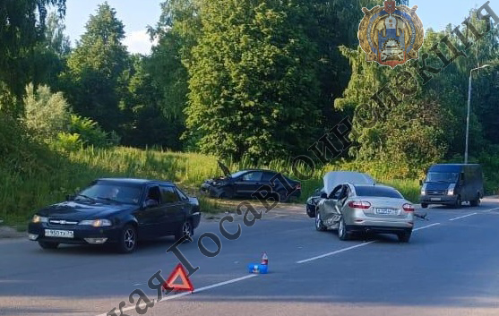 На Хомяковском шоссе в Туле пьяный водитель Volkswagen Polo столкнулся с Renault Fluence