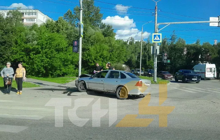 Водитель BMW попал в больницу после ДТП на перекрестке улицы Рязанской и Городского переулка в Туле