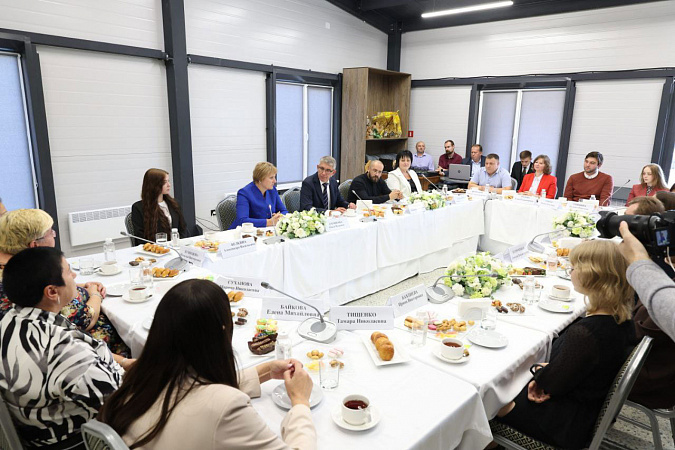«Человек всегда должен чувствовать себя человеком»: Дмитрий Миляев встретился с земскими работниками культуры
