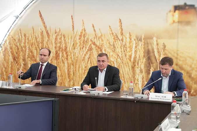 Алексей Дюмин провел совещание с руководителями тульских агропромышленных предприятий
