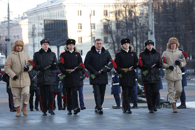 Губернатор Тульской области Алексей Дюмин возложил цветы к Вечному огню на площади Победы