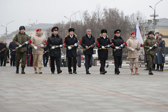 Миляев 5 декабря возложил цветы к Вечному огню на площади Победы в Туле