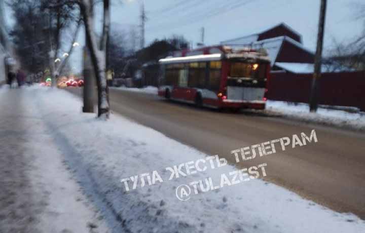 Троллейбусы встали из-за обрыва проводов на улице Луначарского в Туле