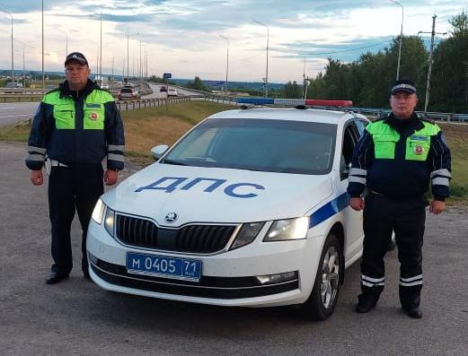 Тульские инспекторы ДПС выручили девушку на М-4 «Дон»