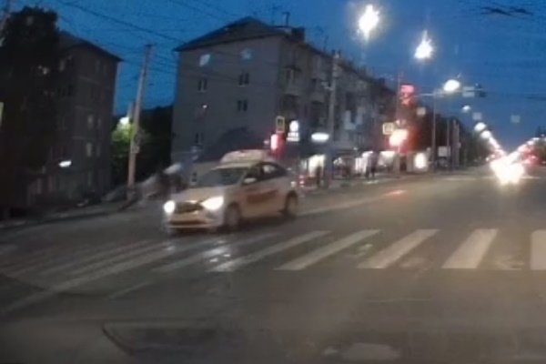 Парень попал под колеса такси на Красноармейском проспекте в Туле