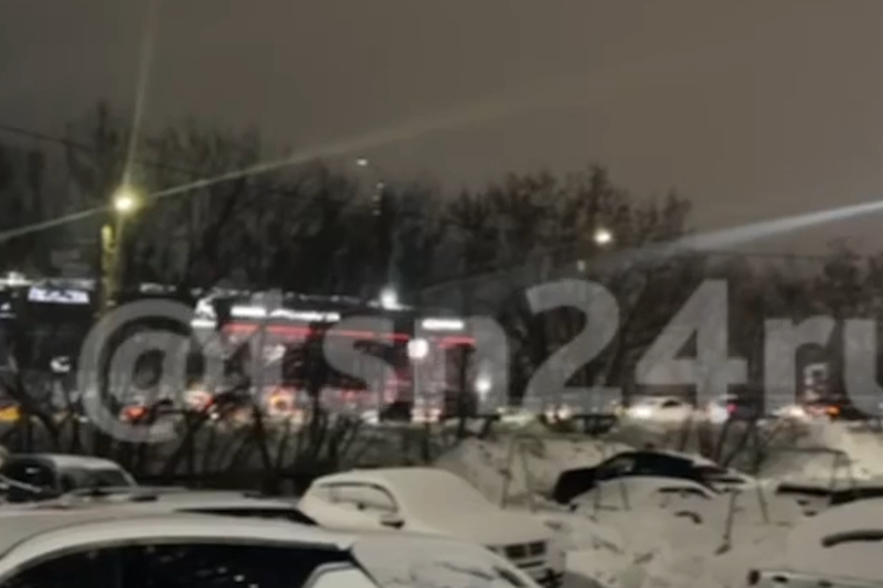 На Павшинском мосту в Туле собралась серьёзная пробка из-за ДТП утром 28 января