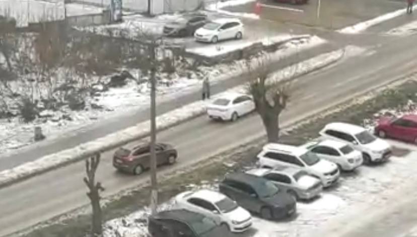 В Туле на улице Демидовской автомобили не могут подняться в горку из-за гололеда