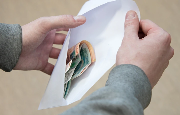 В Новомосковске экс-полицейский пойдет под суд за получение взятки