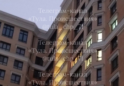 В Туле женщина вылезла из окна и стояла на высоте между лоджиями