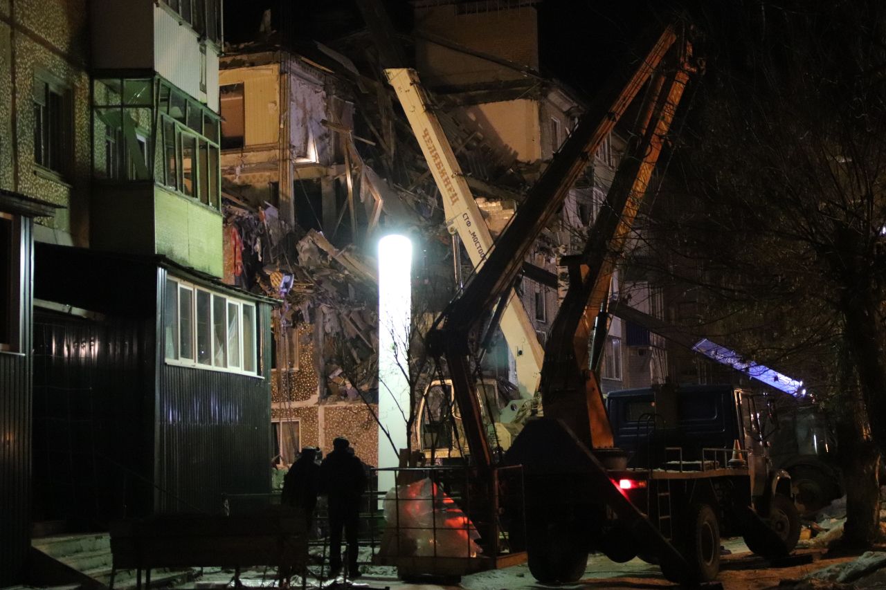 Комиссия обследует уцелевшую часть дома на улице Химиков в Ефремове на пригодность проживания в нем