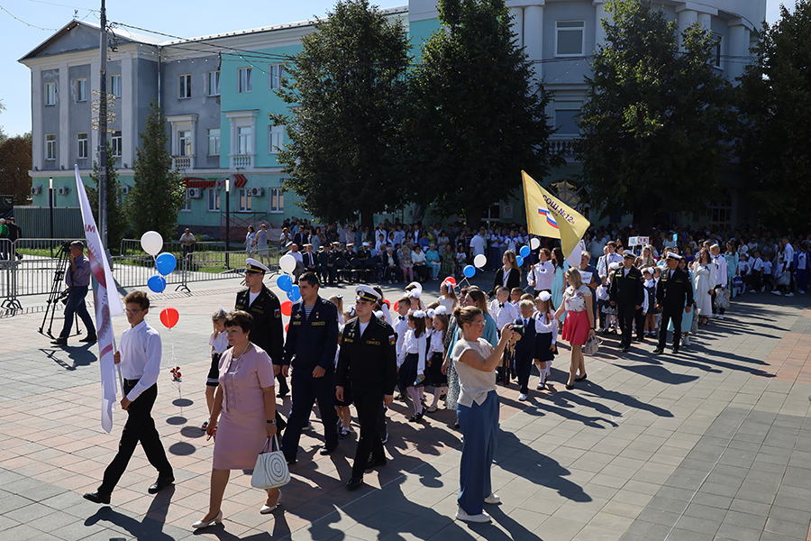 В Новомосковске впервые прошел парад первоклассников — ТСН 24