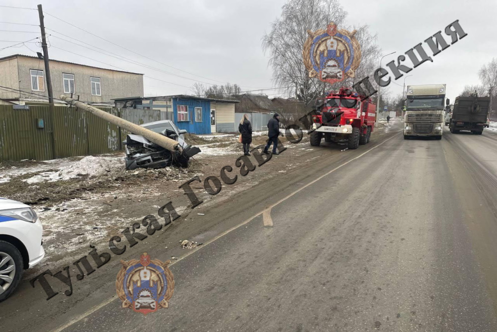 В Киреевском районе автомобиль Skoda Oktavia врезался в опору линии электропередачи