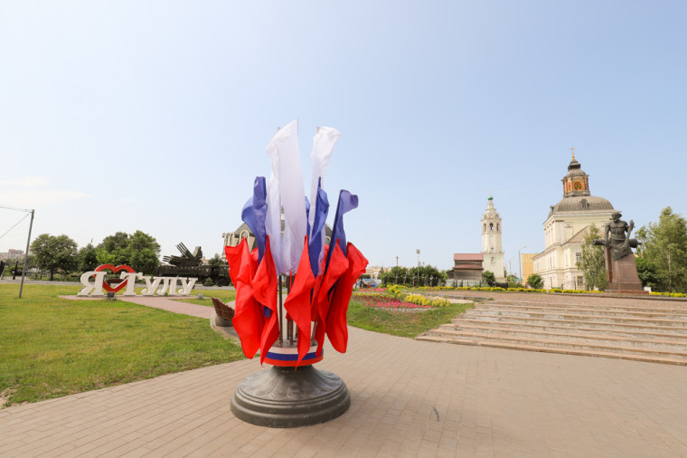 К Дню России Тулу украсили флагами и подсветят здания в цветах триколора