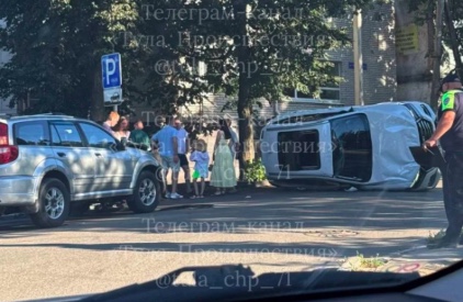 Вечером 18 июля на Тургеневской улице в Туле перевернулся автомобиль