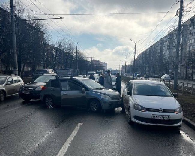 В Туле на улице Ложевой столкнулись три иномарки
