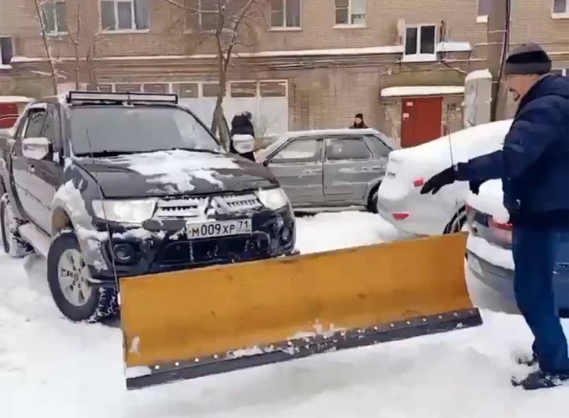 Туляк использует личный автомобиль для уборки снега