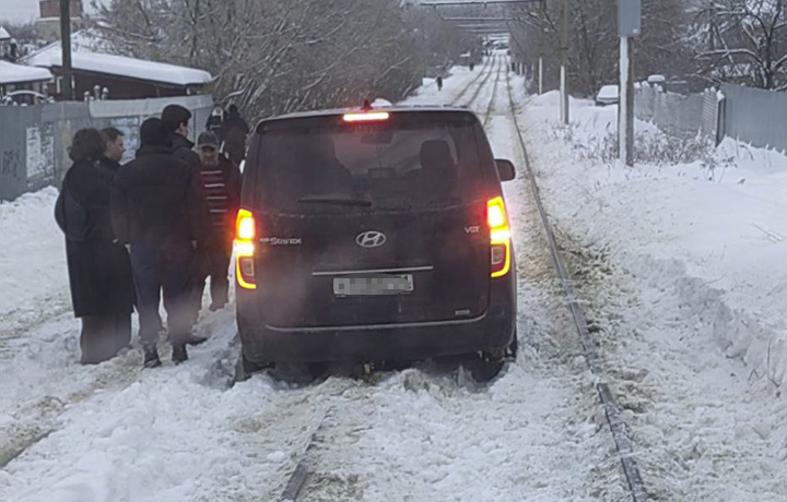 Иномарка застряла на трамвайных путях в тульском Мясново