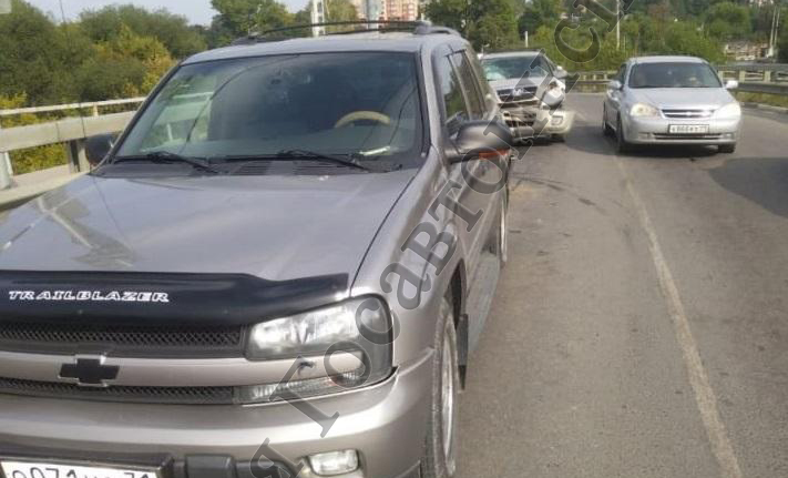 В Туле на улице Болдина столкнулись автомобили Vortex Tingo и Chevrolet TrailBlazer