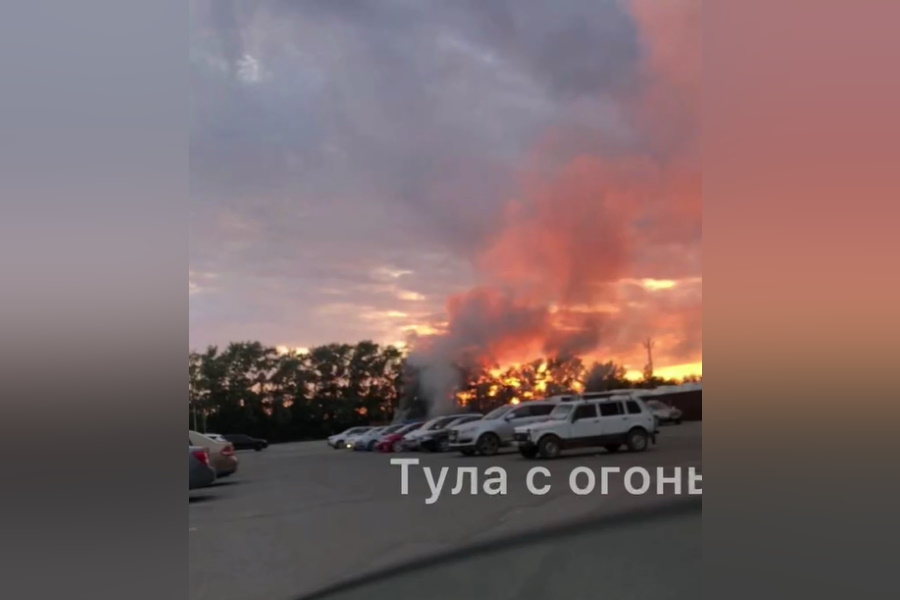 В Щекино загорелся автомобиль на парковке магазина