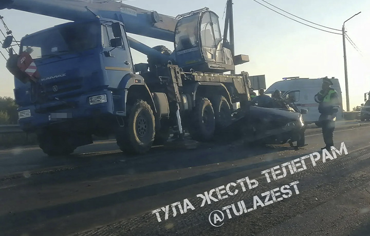 На Калужском шоссе в Туле автокран протаранил легковушку