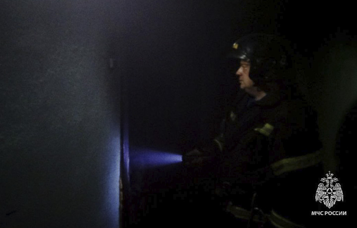 В Донском шесть человек, включая ребенка, эвакуировали из пожара в жилом доме