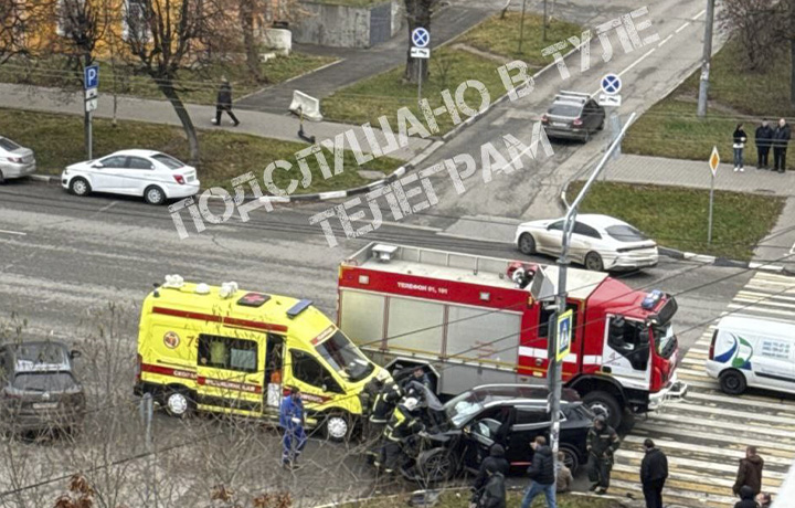 ДТП с участием кроссовера произошло на улице Фрунзе в Туле