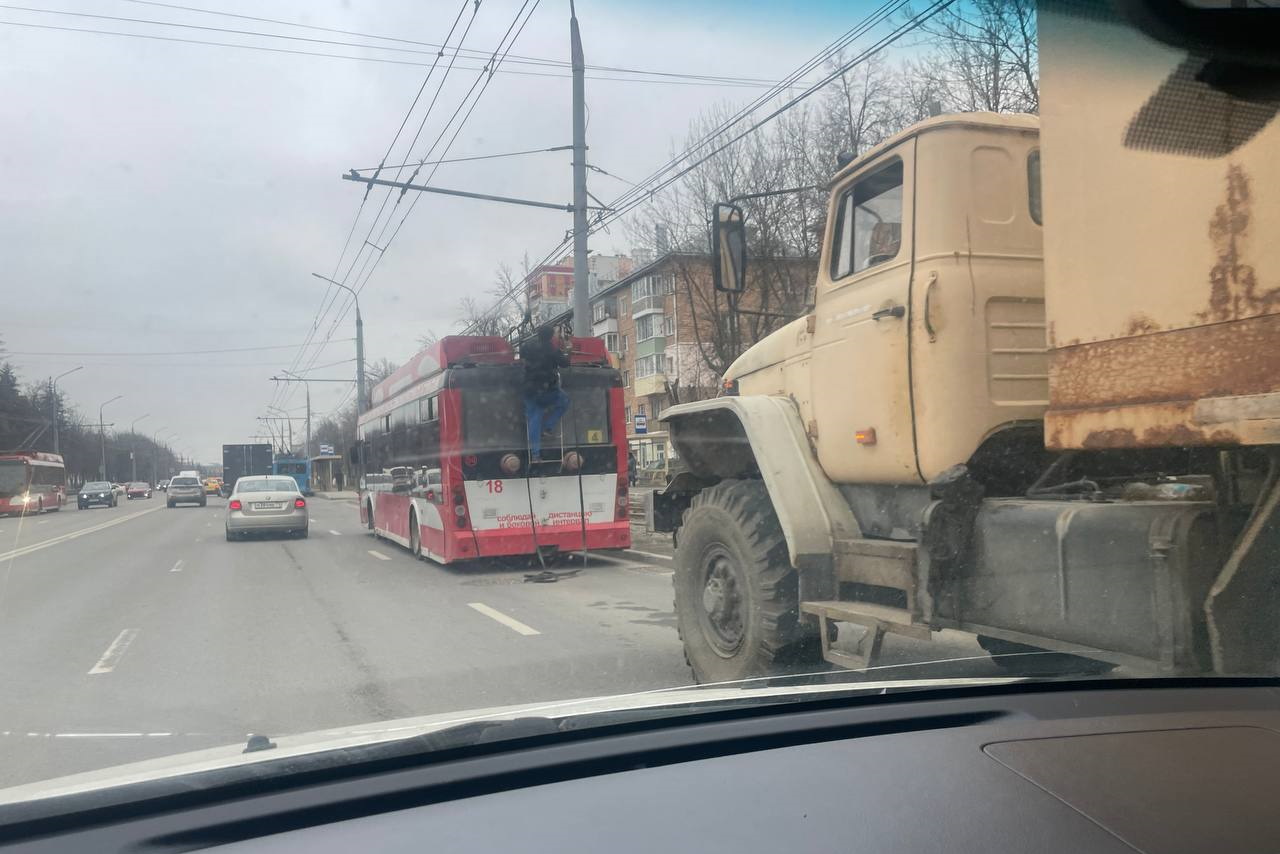 ﻿Из-за сломавшегося троллейбуса на проспекте Ленина в Туле собирается пробка