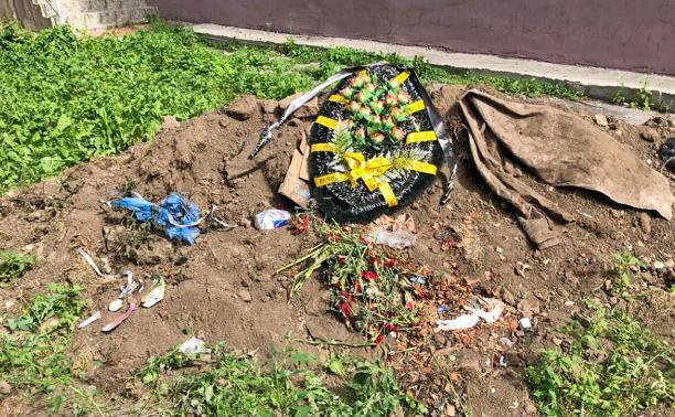 Происхождение траурного венка во дворе тульской многоэтажки пояснили в администрации