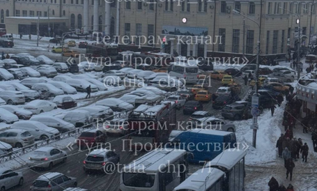 На Московском вокзале в Туле застрявший троллейбус перекрыл движение транспорта