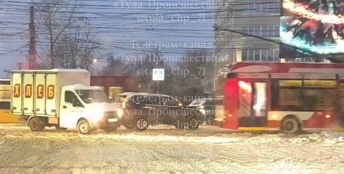 Утром 8 января две полосы движения на проспекте Ленина заблокированы из-за аварии