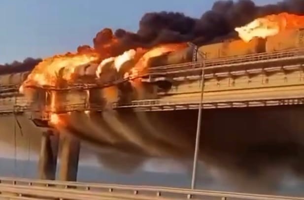 На участке Крымского моста загорелась цистерна с топливом