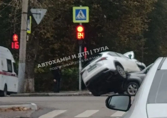 Легковушка чуть не перевернулась в ДТП на улице Кирова в Туле