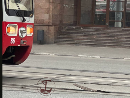 В Туле около «Гостинного двора» встали трамваи