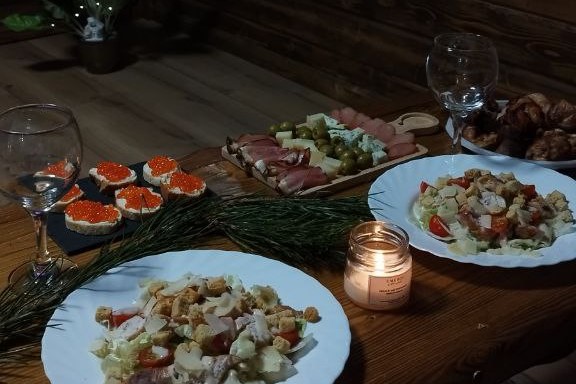 Почему ваши тапочки не для гостей и как попросить добавки: советы от эксперта по этикету перед чередой застолий