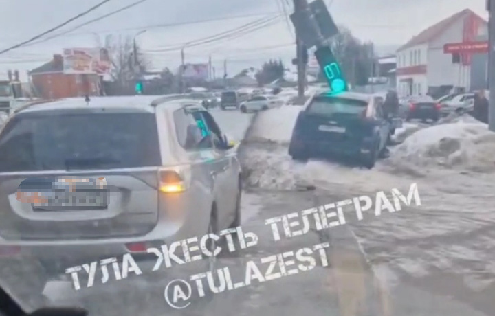 В Туле водитель иномарки снёс столб на Одоевском шоссе