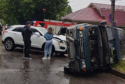 На улице Буденного в Туле столкнулись УАЗ и Cadillac
