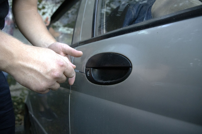 В Новомосковске двух несовершеннолетних подростков задержали за угон авто