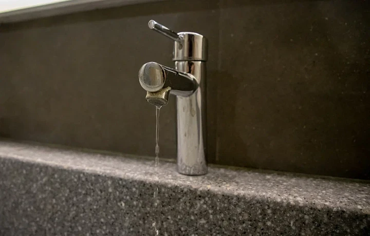 Жители поселка Шварцевский Киреевского района остались без холодной воды из-за коммунальной аварии