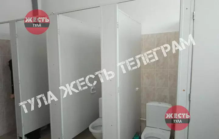 Администрация города: двери на кабинках туалета в тульской школе сняли из-за ремонта