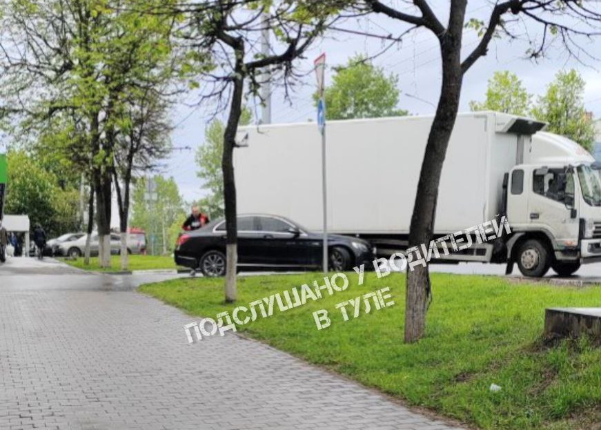 Иномарка "залезла" под фургон большегруза на Октябрьской улице в Туле