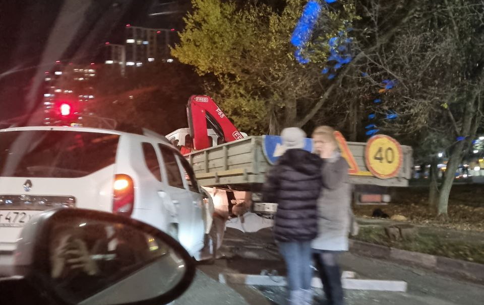На улице Староникитской в Туле образовалась пробка из-за ДТП с Renault Duster и &quot;ГАЗом&quot;