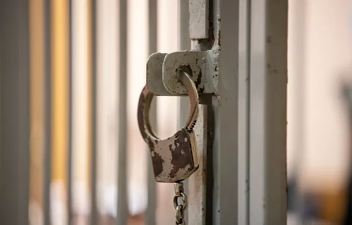 Житель Суворова, наклеивший на школе листовку про Путина, в тот же день побил члена избирательной комиссии