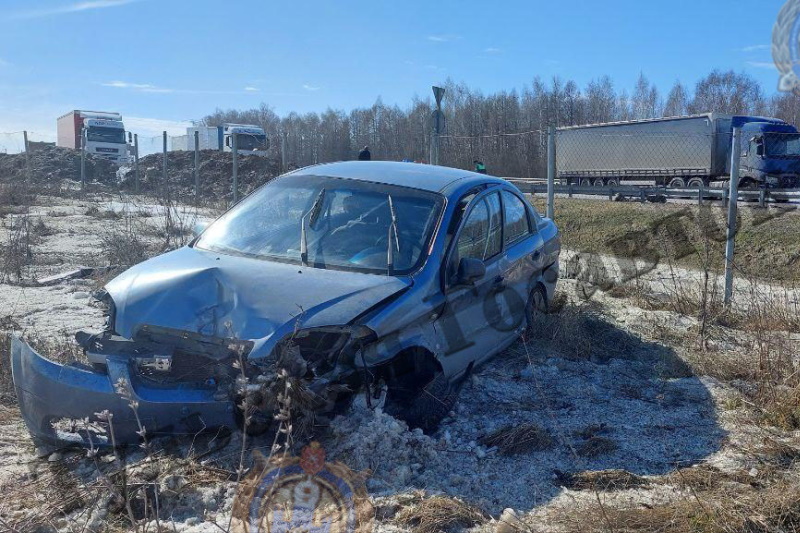 На трассе М-4 «Дон» в Тульской области водитель Chevrolet уснул за рулем и слетел в кювет
