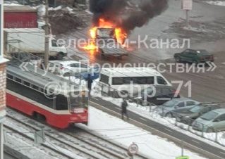 В Туле на улице Металлургов загорелся эвакуатор