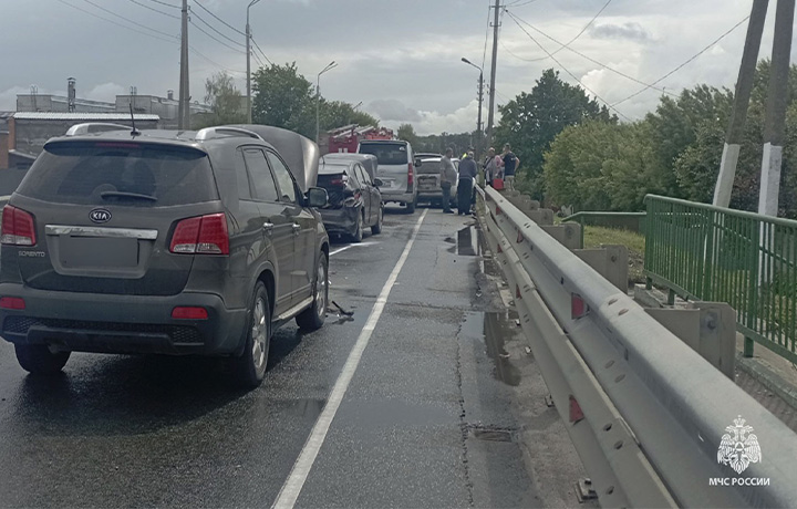 Спасатели МЧС ликвидировали последствия массового ДТП в Плавском районе